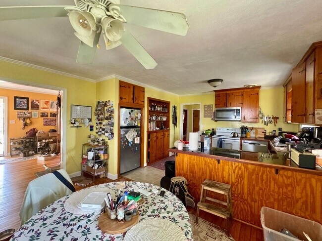 Foto del edificio - Charming Carrboro Classic | 3-Bedroom Home Steps from Downtown!