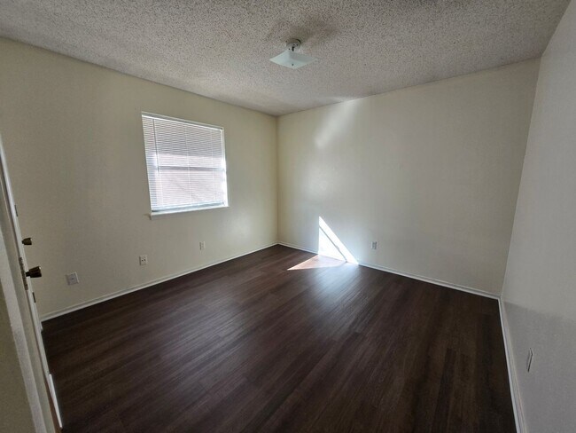 Foto del edificio - New paint and flooring throughout!