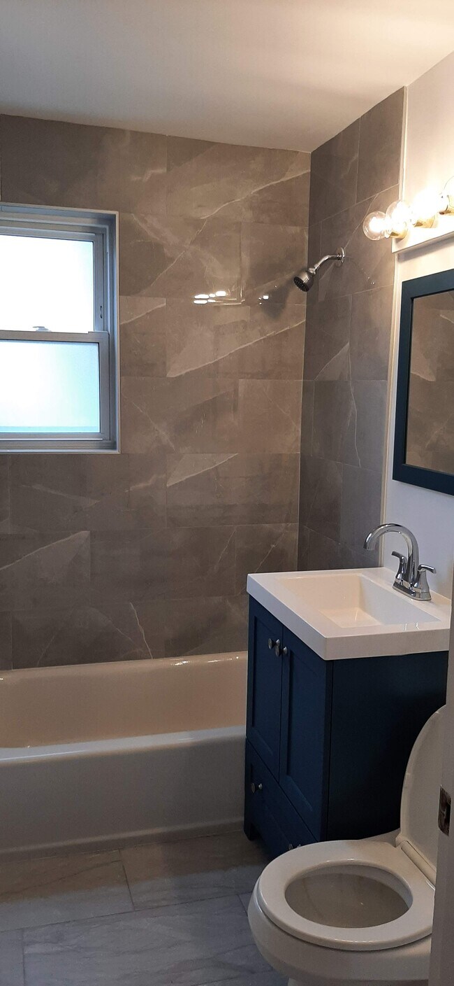 Foto del edificio - 63 Lionel Ave