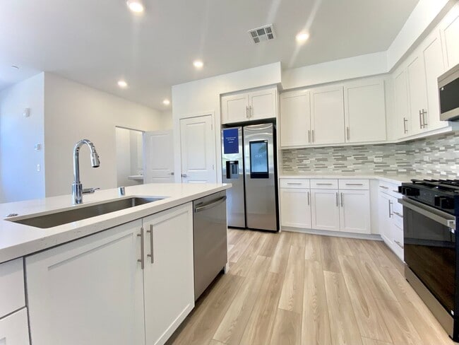 Building Photo - Gorgeous Townhome in Fremont's Niles Neigh...