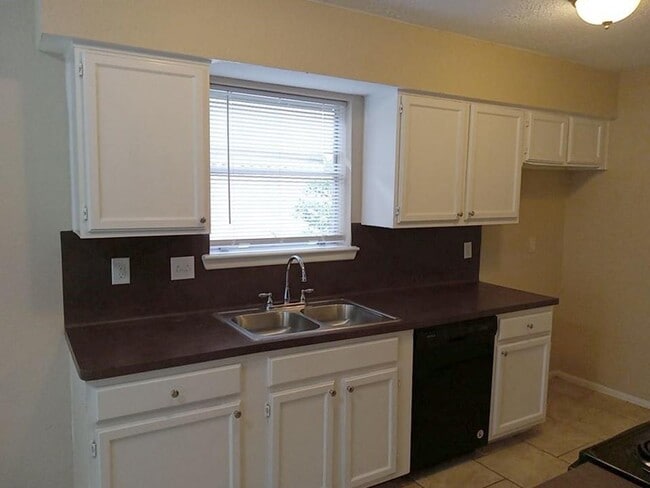 Building Photo - 4531 Towergate Dr