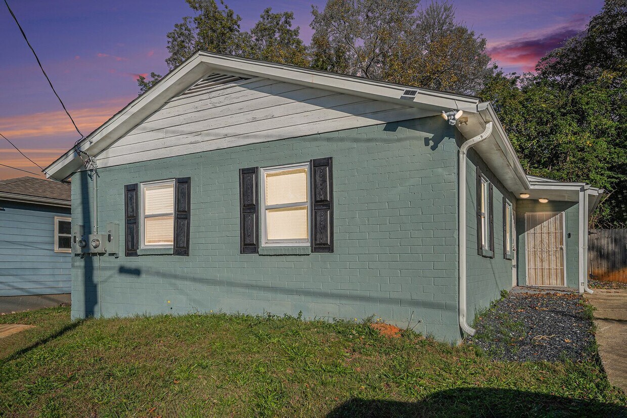 Foto principal - 1 Month Free Rent! Fully Renovated 2BR/1BA...