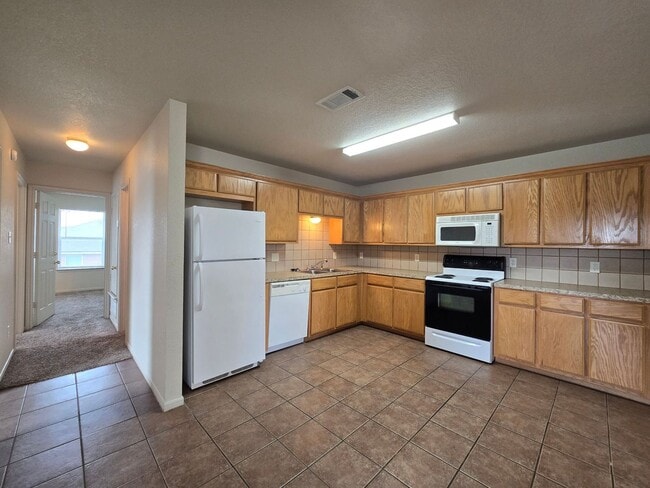 Building Photo - RENT SPECIAL - AVAILABLE NOW!