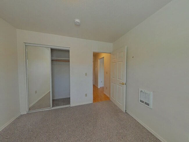 Foto del edificio - 3 Bedroom House + Bonus Room ~ Close to Ca...