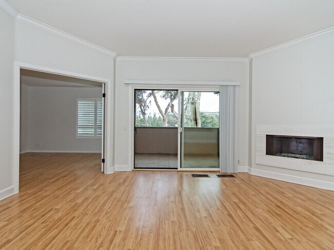 Foto del edificio - Water, Sewer, Trash Included! Fireplace, Washer, Dryer, 2 Assigned Parking, Garage, Open Floor Pl...