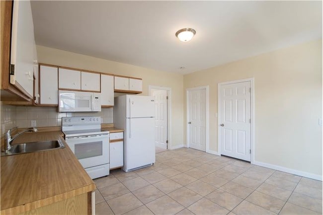 Building Photo - 79 Kilmer Ave