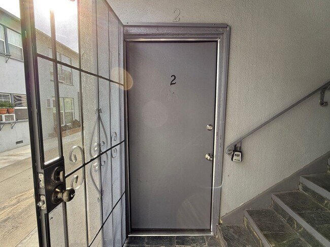 Foto del edificio - 7339 Woodman Ave