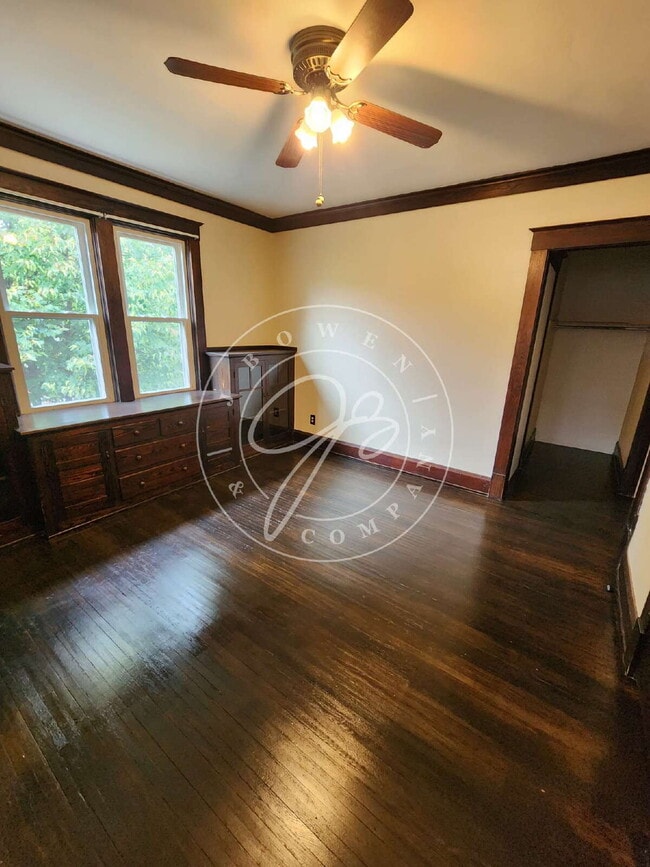 Building Photo - 1 bedroom includes all utilities and appli...