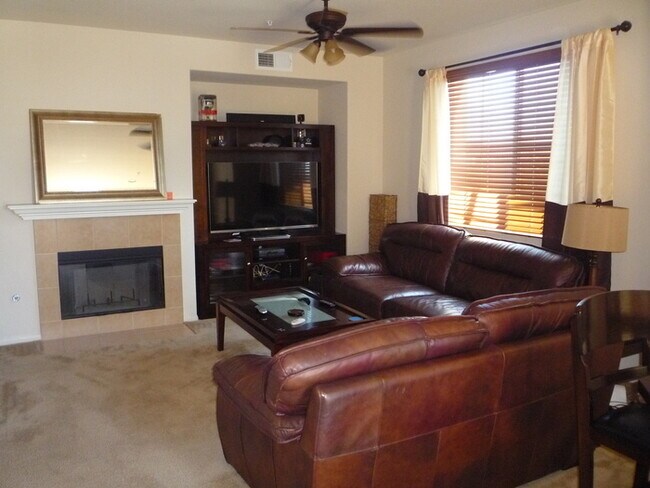 Building Photo - Tri-level Townhome facing Park
