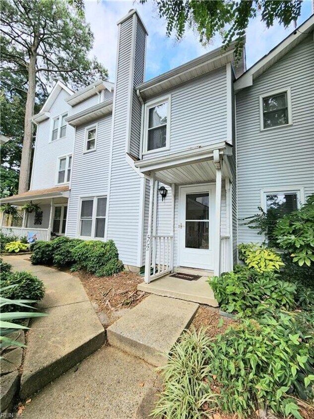 Foto principal - Charming 3 bed 2 and a half bath near VB O...