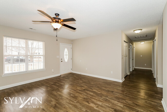 Building Photo - Enjoy the coziness of this darling home