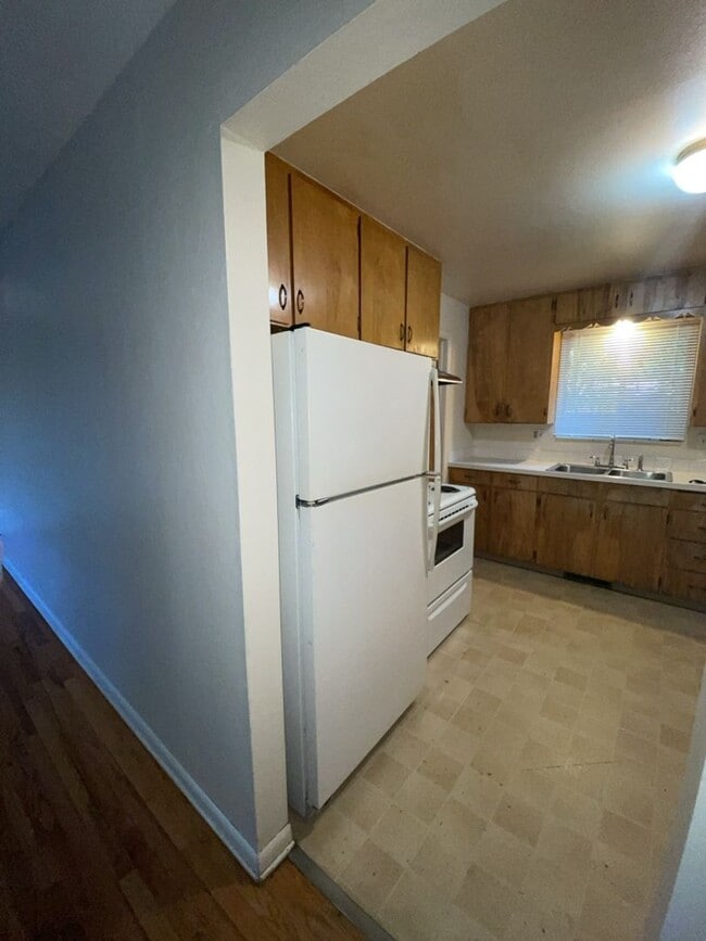 Building Photo - STUDENTS WELCOME! Campus West 5 Bed 2 Bath Ranch w/ Finished Basement