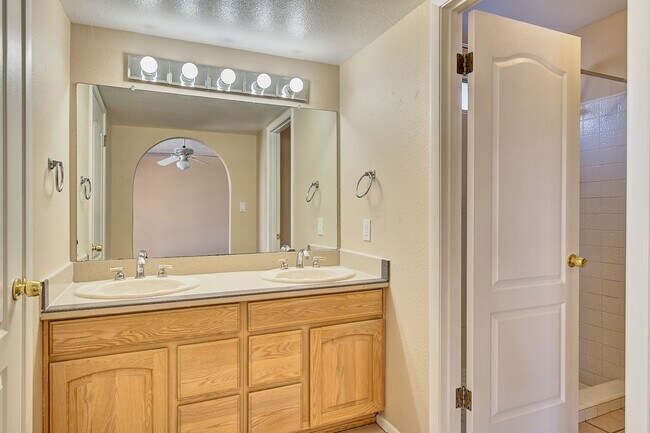 Foto del edificio - Garden Dr