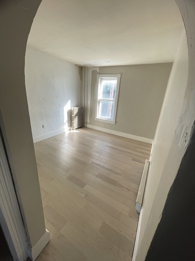 Building Photo - 582 Sunbury St