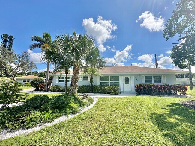 Foto del edificio - ** CENTRAL NAPLES **4 BED / 2 BATH ** POOL**PETS OK**ANNUAL RENTAL**