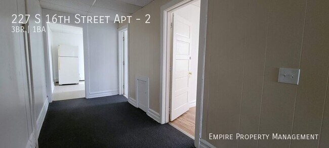 Foto del edificio - 2nd and 3rd Floor: 3 Bedroom / 1 Bathroom ...