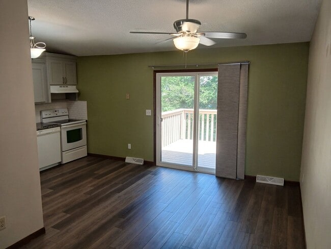 Building Photo - 3 bedrooms, 2 bathrooms, 2 car garage with fenced in yard!