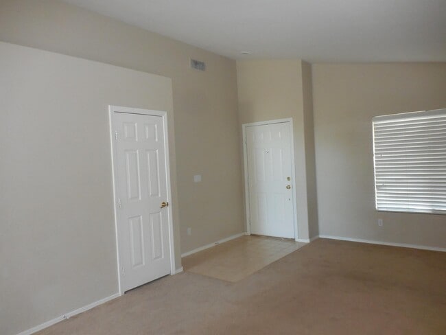 Building Photo - 10 Tanglewood Dr