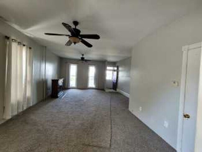 Foto del edificio - 211-213 Montgomery Avenue