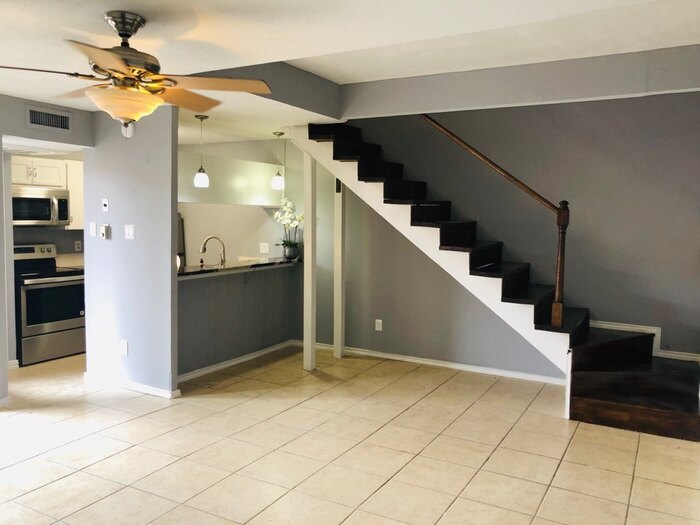Primary Photo - 1bed/1bath -w/ den. AMAZING LOCATION!!!