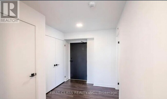 Building Photo - 609 Sherbourne St