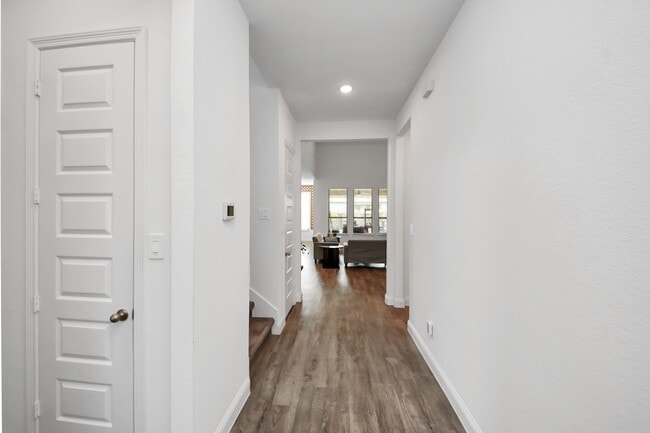 Building Photo - 606 Round Lake Dr
