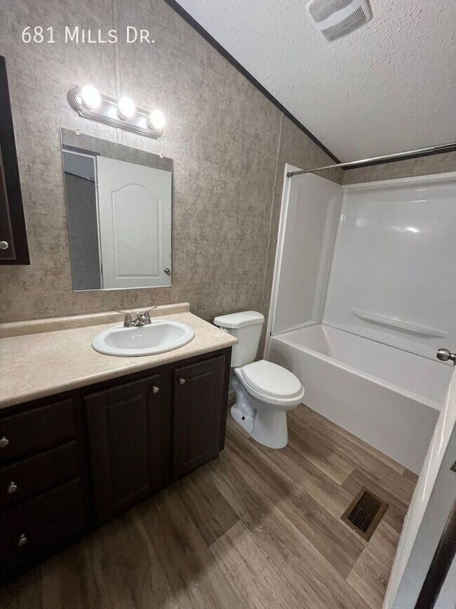 Foto del edificio - 681 W Mills Dr