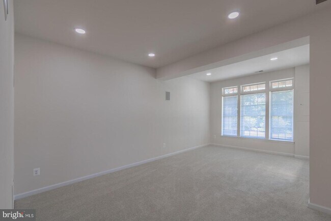 Foto del edificio - 705 Monroe Point Dr