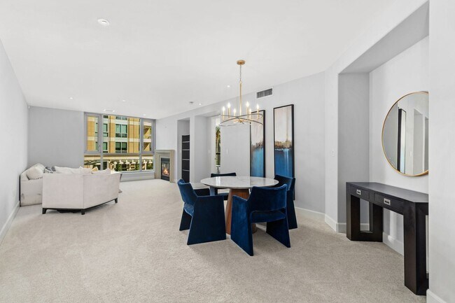 Foto del edificio - Spacious Irvine Financial District Condo with Full Service Amenities