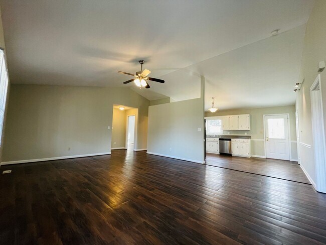 Foto del edificio - Available Now! North Lincoln Schools - 3 Bedrooms 2 Bath home on quiet street
