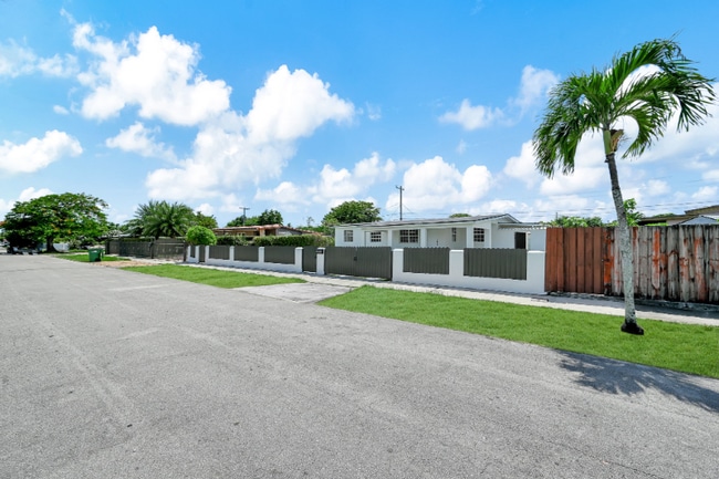 Building Photo - 4040 SW 108th Ave
