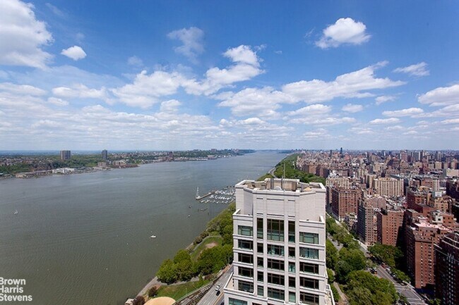 Foto del edificio - 220 Riverside Blvd