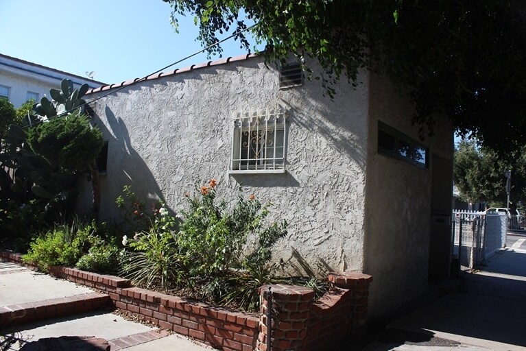 Building Photo - 617 W 15th St