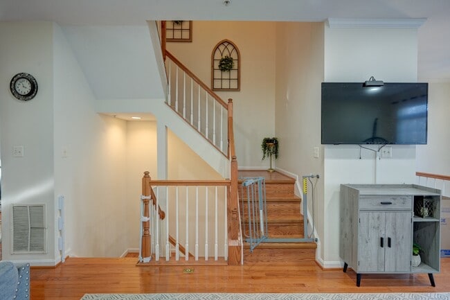 Building Photo - 8827 Montjoy Pl