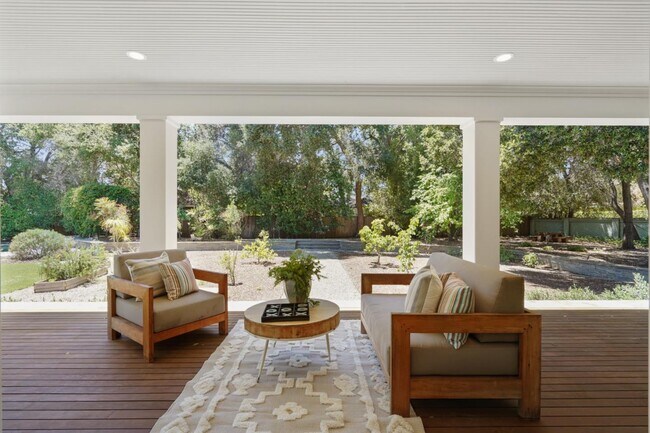 Building Photo - 42 Camino Por Los Arboles