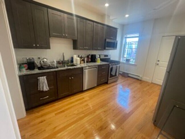 Building Photo - 9/1 Nicely renovated 3BR near Wash Sq/Clev...