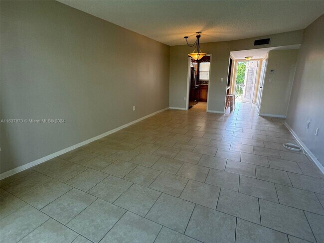 Foto del edificio - 8500 Sunrise Lakes Blvd