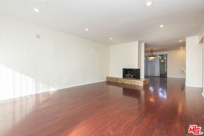 Building Photo - 4441 Cahuenga Blvd