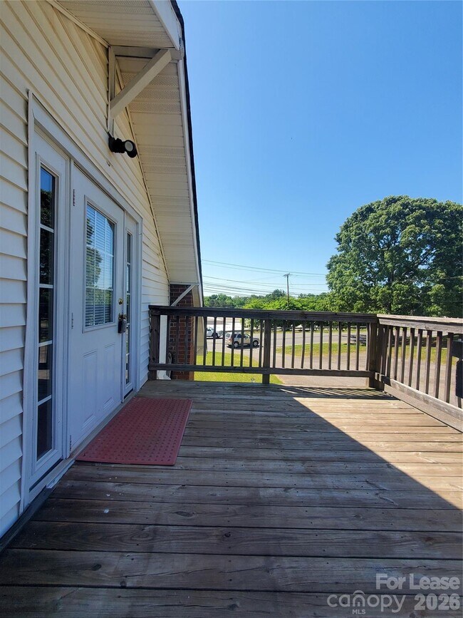 Building Photo - 1435 Davie Ave