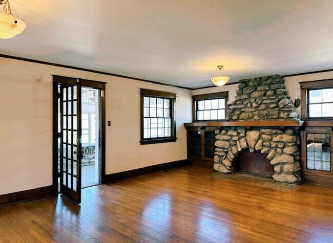 Building Photo - OVER 3700 SQUARE FEET OF BEAUTIFUL!!!  A m...