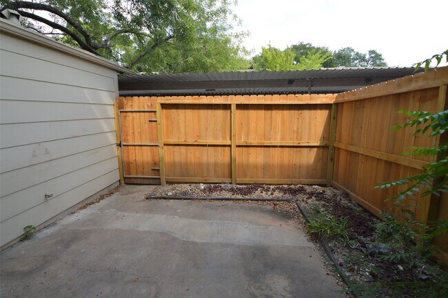 Foto del edificio - 14715 Barryknoll Ln