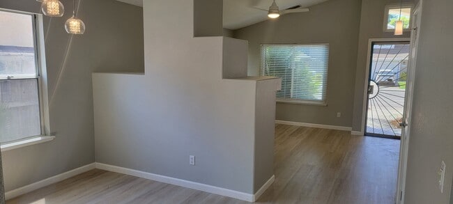 Building Photo - MOVE IN SPECIAL $500 OFF 2ND MONTH - 3 bed...