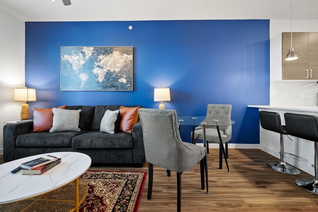 Building Photo - 2425 E Riverside Dr