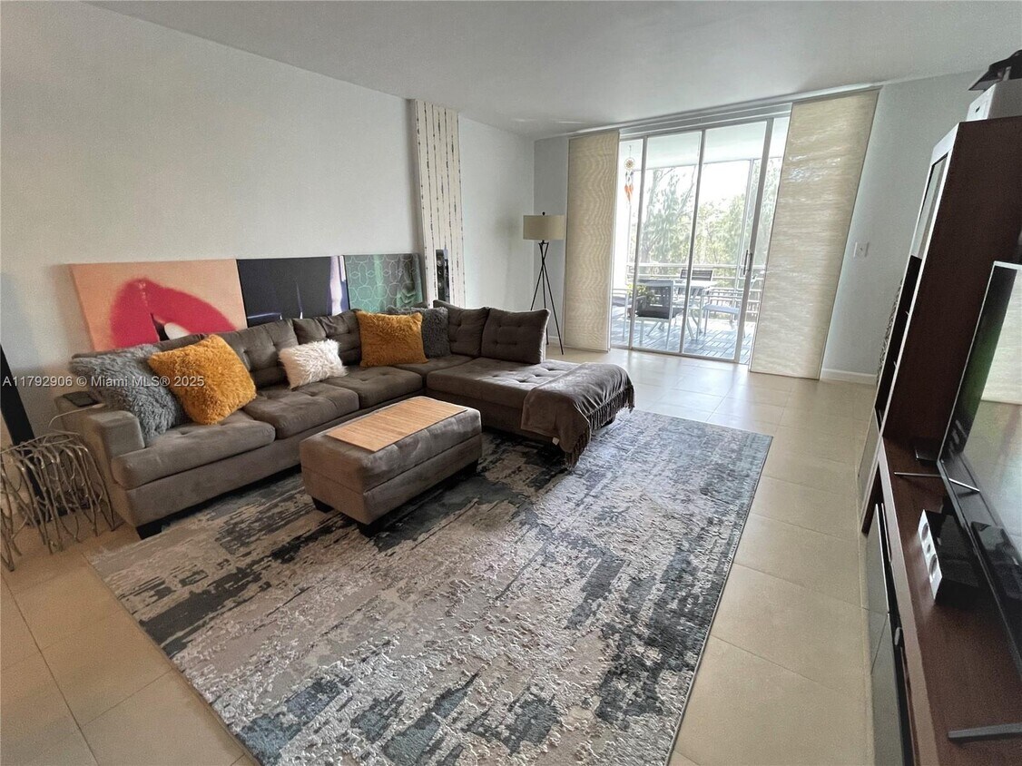 Foto principal - 3660 NE 166th St