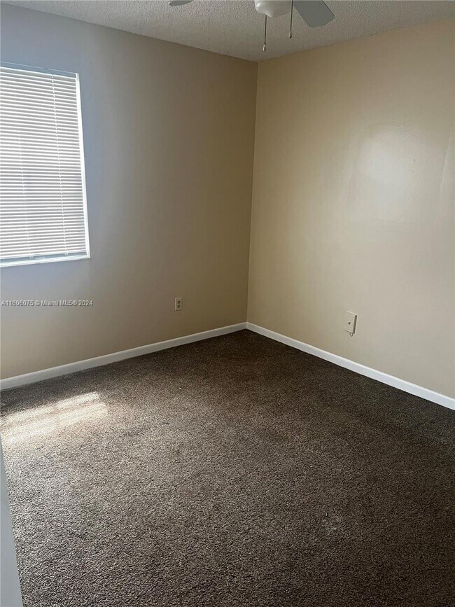 Building Photo - 889 Hamilton Dr
