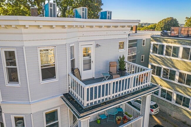 Building Photo - 89 Train St