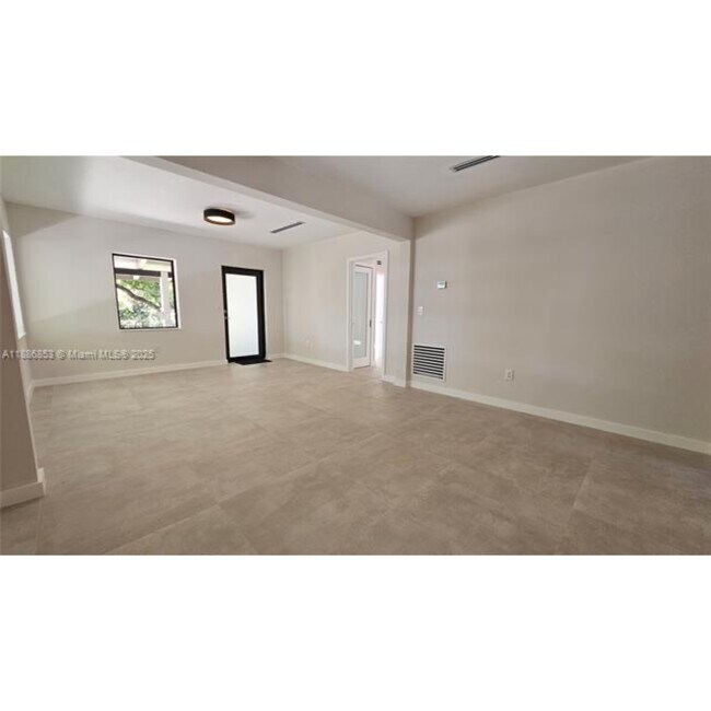 Foto del edificio - 424 NE 63rd St