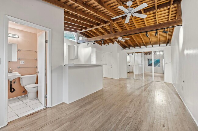 Foto del edificio - 7618 Norton Ave