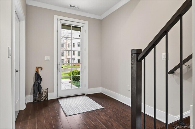 Foto del edificio - 348 Horseman Blvd