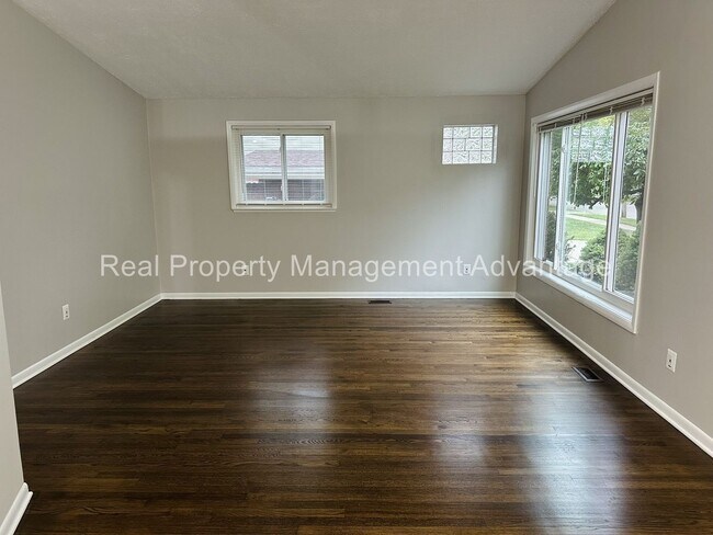 Building Photo - Oak Park Mid-Century Modern Beauty!